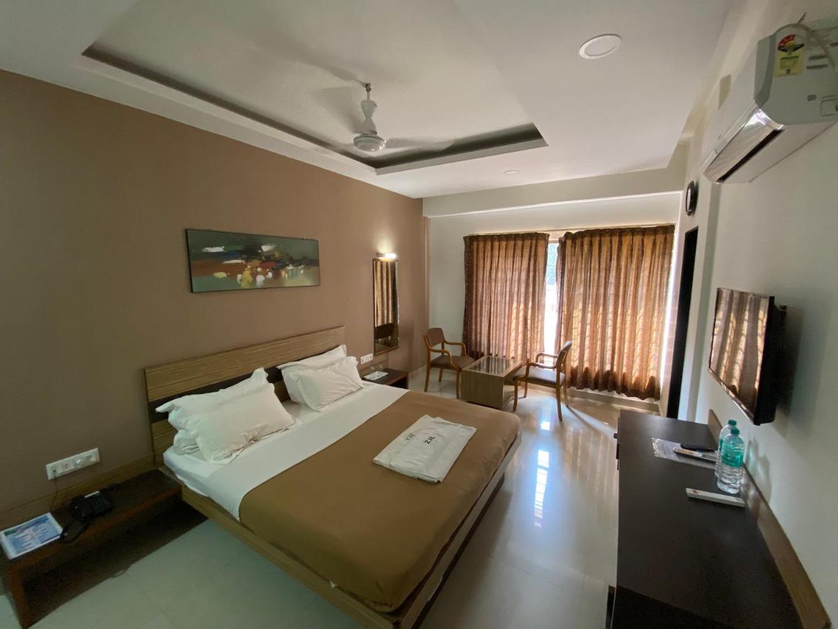 Hotel Chivala Beach Mālvan Esterno foto