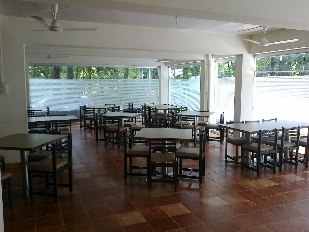 Hotel Chivala Beach Mālvan Esterno foto