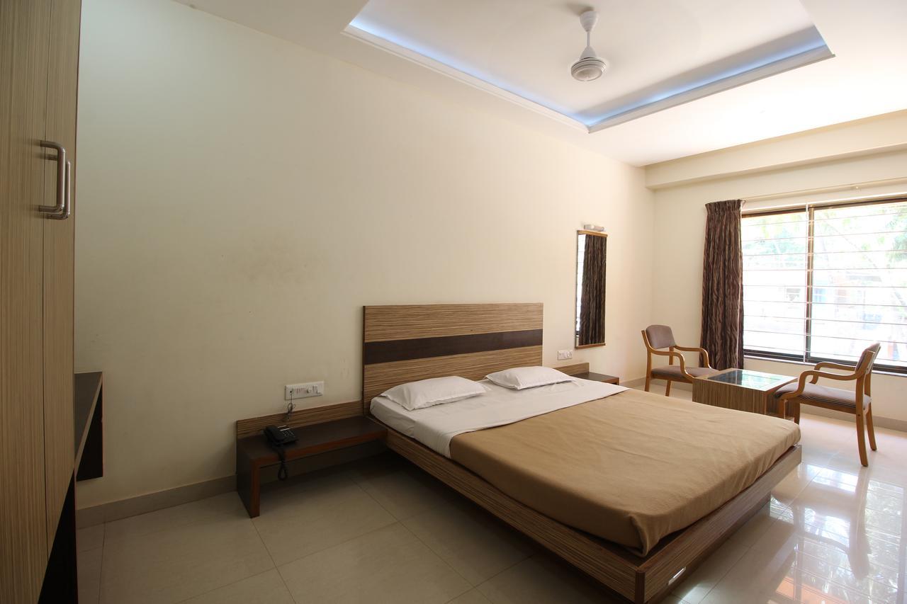 Hotel Chivala Beach Mālvan Esterno foto