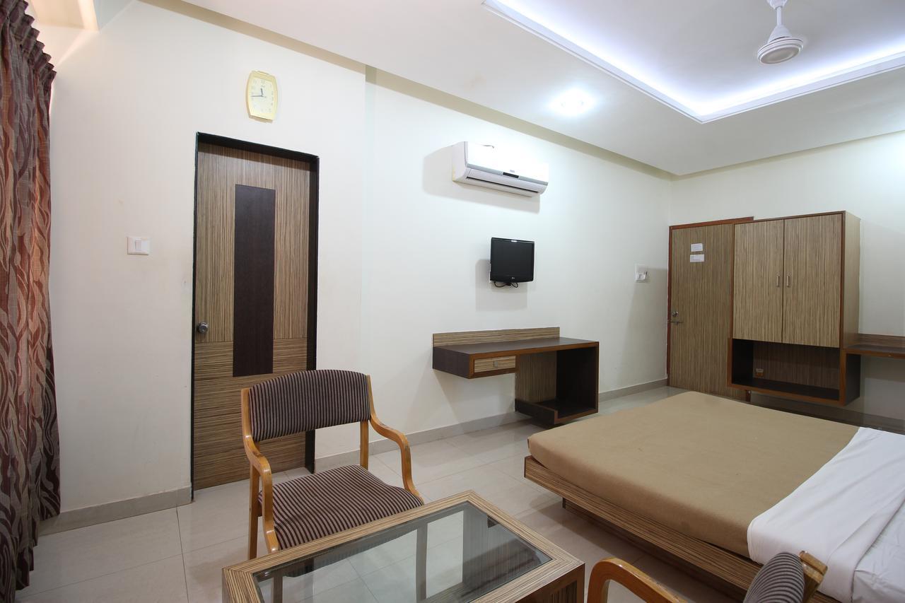 Hotel Chivala Beach Mālvan Esterno foto